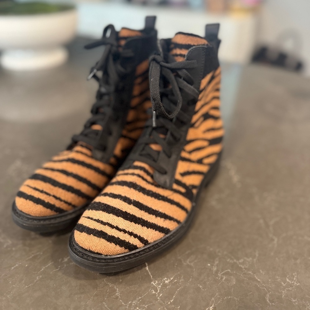 Sofft Womens Size 8.5 Landee Black Tan Tiger Lace Up Knit Combat Boots